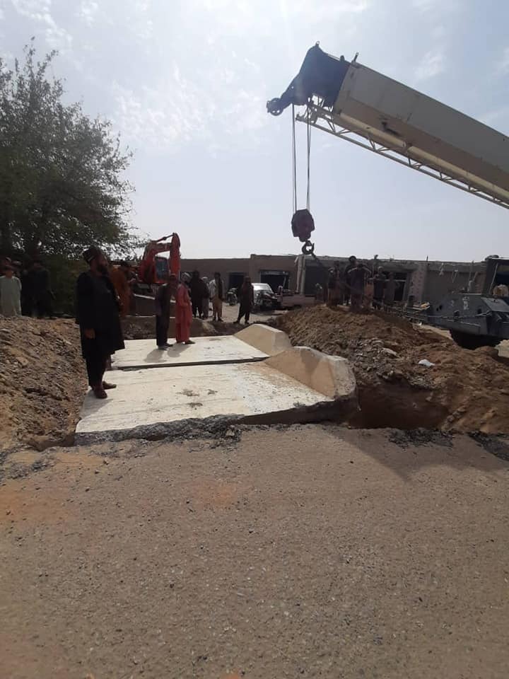 د کندهار ښاروال حسن حاجي صاحب په لارښوونه په ښار کي د هغه پلچکانو د جوړېدو چاري رواني دي کوم چي تخریب سوي وه.